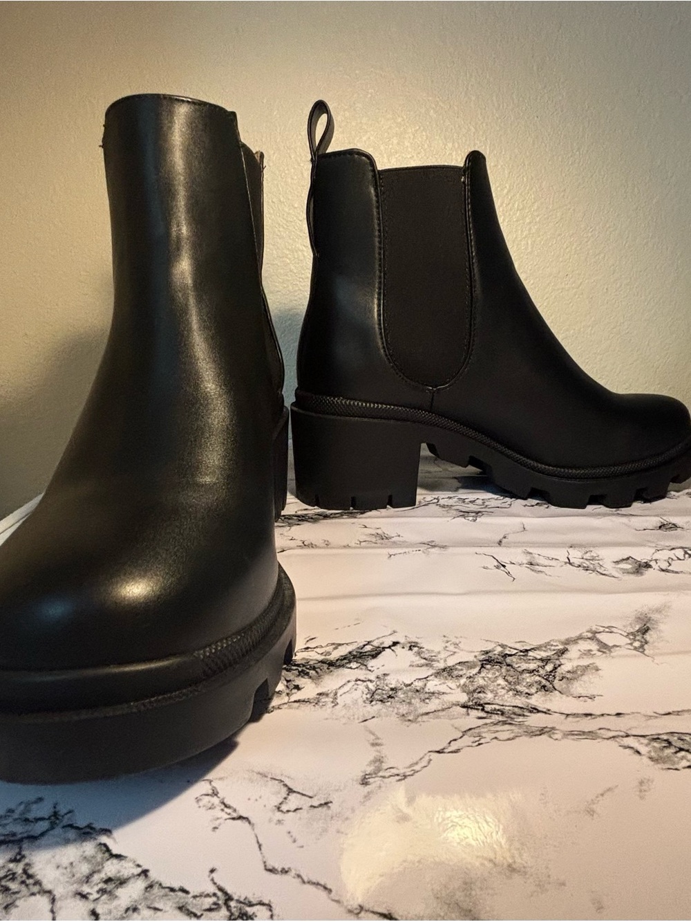•Steve Madden• Classic Black Chelsea Lug Boot - Women • NEVER BEEN WORN•
